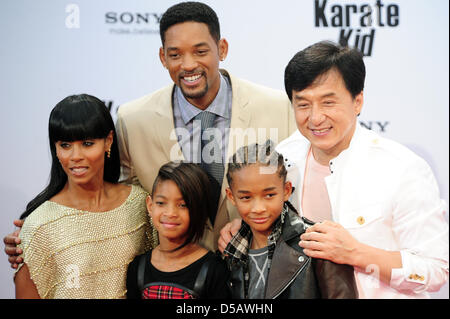 US-amerikanischer Schauspieler Will Smith (zurück), seine Frau Jada Pinkett (Front L-R), seine Tochter Willow, Sohn Jaden und Hong Kong Schauspieler Jackie Chan posieren auf dem roten Teppich bei der Premiere von "Karate Kid" in Berlin, Deutschland, 19. Juli 2010. Der Film wird in den deutschen Kinos ab 22. Juli 2010 gezeigt werden. Foto: Hannibal Hanschke Stockfoto