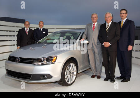 Das Handout Bild vom 19. Juli 2010 des Volkswagen Konzerns zeigt (L-R) Christian Klingler, Geschäftsführer, Walter verschmilzt, Chef-Designer des Volkswagen Konzerns, Martin Winterkorn, Vorstandsvorsitzender der Vorstandsmitglied der Volkswagen Group, Ulrich Hackenberg, Geschäftsführer von Entwicklung und Mark Barnes, Volkswagen Group of America neben das neue Modell des VW Jetta, wh Stockfoto