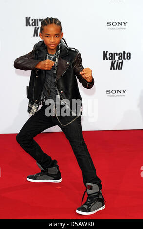Schauspieler Jaden Smith stellt auf dem roten Teppich bei der Premiere von "Karate Kid" vor dem Cinestar-Kino in Berlin, Deutschland, 19. Juli 2010. Der Film wird in den deutschen Kinos ab 22. Juli 2010 gezeigt werden. Foto: Jens Kalaene Stockfoto