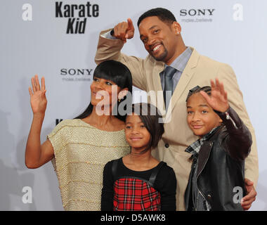 Amerikanische Schauspieler Will Smith (zurück), seine Frau Jada Pinkett (vorne L-R), seine Tochter Willowand Sohn Jaden Pose auf dem roten Teppich bei der Premiere von "Karate Kid" in Berlin, Deutschland, 19. Juli 2010. Der Film wird in den deutschen Kinos ab 22. Juli 2010 gezeigt werden. Foto: Jens Kalaene Stockfoto