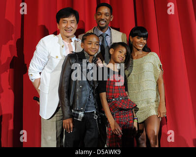 Amerikanische Schauspieler Jaden Smith (2-L), Will Smith (hinten, C), seine Frau Jada Pinkett Smith (R), Tochter Willow Und und Hong Kong geboren ActorJackie Chan (L) auf der Bühne nach der Premiere von "Karate Kid" in Berlin, Deutschland, 19. Juli 2010. Der Film wird in den deutschen Kinos ab 22. Juli 2010 gezeigt werden. Foto: Jens Kalaene Stockfoto