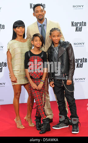 Amerikanische Schauspieler Will Smith (hinten), seine Frau Jada Pinkett (Front L-R), seine Tochter Willow und Sohn Jaden bei der Premiere von "Karate Kid" in Berlin, Deutschland, 19. Juli 2010 stellen. Der Film wird in den deutschen Kinos ab 22. Juli 2010 gezeigt werden. Foto: Jens Kalaene Stockfoto