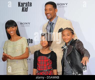 Amerikanische Schauspieler Will Smith (hinten), seine Frau Jada Pinkett (Front L-R), seine Tochter Willow und Sohn Jaden bei der Premiere von "Karate Kid" in Berlin, Deutschland, 19. Juli 2010 stellen. Der Film wird in den deutschen Kinos ab 22. Juli 2010 gezeigt werden. Foto: Jens Kalaene Stockfoto