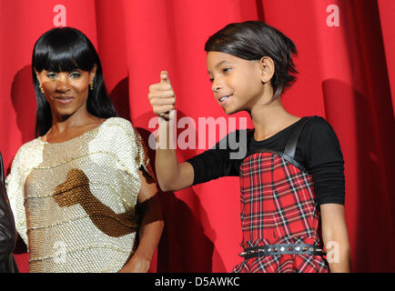 US-amerikanische Schauspielerin Jada Pinkett Smith (L) und Tochter Willow sprechen auf der Bühne nach der Premiere von "Karate Kid" in Berlin, Deutschland, 19. Juli 2010. Der Film wird in den deutschen Kinos ab 22. Juli 2010 gezeigt werden. Foto: Jens Kalaene Stockfoto