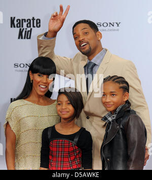 Amerikanische Schauspieler Will Smith (hinten), seine Frau Jada Pinkett (Front L-R), seine Tochter Willow und Sohn Jaden bei der Premiere von "Karate Kid" in Berlin, Deutschland, 19. Juli 2010 stellen. Der Film wird in den deutschen Kinos ab 22. Juli 2010 gezeigt werden. Foto: Jens Kalaene Stockfoto