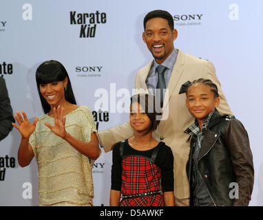 Amerikanische Schauspieler Will Smith (hinten), seine Frau Jada Pinkett (Front L-R), seine Tochter Willow und Sohn Jaden bei der Premiere von "Karate Kid" in Berlin, Deutschland, 19. Juli 2010 stellen. Der Film wird in den deutschen Kinos ab 22. Juli 2010 gezeigt werden. Foto: Jens Kalaene Stockfoto