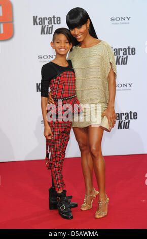 US-amerikanischer Schauspieler Jada Pinkett Smith (R) und Tochter Willow posieren auf dem roten Teppich bei der Premiere von "Karate Kid" in Berlin, Deutschland, 19. Juli 2010. Der Film wird in den deutschen Kinos ab 22. Juli 2010 gezeigt werden. Foto: Jens Kalaene Stockfoto