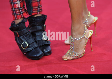 Schuhe des amerikanischen Schauspielers Jada Pinkett Smith (R) und Tochter Willow auf dem roten Teppich bei der Premiere von "Karate Kid" in Berlin, Deutschland, 19. Juli 2010. Der Film wird in den deutschen Kinos ab 22. Juli 2010 gezeigt werden. Foto: Jens Kalaene Stockfoto