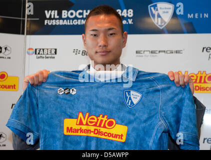 Der neu erworbene nordkoreanische Spieler Jong Tae-Se hält sein neues Trikot der Bochum in Bochum, Deutschland, 20. Juli 2010. Er ist der erste nordkoreanische Spieler in der deutschen Profi-Fußball-Liga. Foto: Bernd Thissen Stockfoto