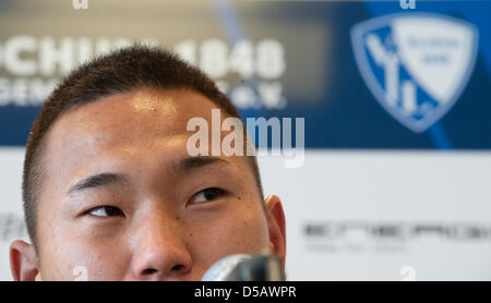 Die neu erworbene nordkoreanische Spieler Jong Tae-Se besucht eine Pressekonferenz seines neuen Arbeitgebers VfL Bochum in Bochum, Deutschland, 20. Juli 2010. Er ist der erste nordkoreanische Spieler in der deutschen Profi-Fußball-Liga. Foto: Bernd Thissen Stockfoto