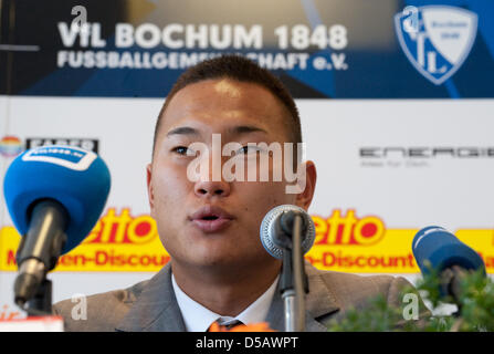 Die neu erworbene nordkoreanische Spieler Jong Tae-Se spricht auf einer Pressekonferenz seines neuen Arbeitgebers VfL Bochum in Bochum, Deutschland, 20. Juli 2010. Er ist der erste nordkoreanische Spieler in der deutschen Profi-Fußball-Liga. Foto: Bernd Thissen Stockfoto