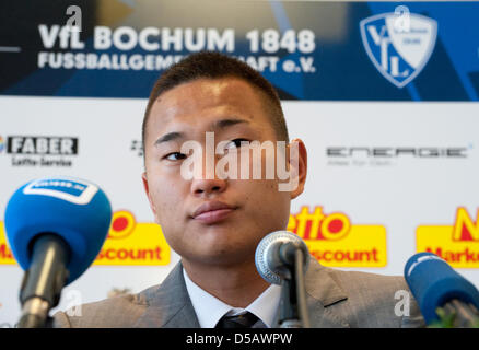 Die neu erworbene nordkoreanische Spieler Jong Tae-Se besucht eine Pressekonferenz seines neuen Arbeitgebers VfL Bochum in Bochum, Deutschland, 20. Juli 2010. Er ist der erste nordkoreanische Spieler in der deutschen Profi-Fußball-Liga. Foto: Bernd Thissen Stockfoto