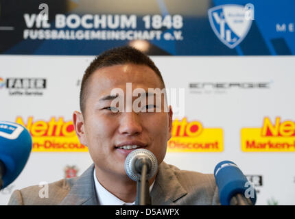 Die neu erworbene nordkoreanische Spieler Jong Tae-Se spricht auf einer Pressekonferenz seines neuen Arbeitgebers VfL Bochum in Bochum, Deutschland, 20. Juli 2010. Er ist der erste nordkoreanische Spieler in der deutschen Profi-Fußball-Liga. Foto: Bernd Thissen Stockfoto