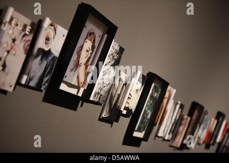 Video- und Foto-Installationen von Designern wie Raf Simons und Maison Martin Margiela sind im Haus der Kulturen der Welt in Berlin, Deutschland, 9. Juli 2010 gezeigt. Die Ausstellung "Dysfashional" werden vom 24. Juni bis 17. Juli 2010 geöffnet. Foto: Hendrik Ballhausen Stockfoto