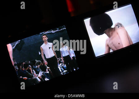 Video- und Foto-Installationen von Designern wie Raf Simons und Maison Martin Margiela sind im Haus der Kulturen der Welt in Berlin, Deutschland, 9. Juli 2010 gezeigt. Die Ausstellung "Dysfashional" werden vom 24. Juni bis 17. Juli 2010 geöffnet. Foto: Hendrik Ballhausen Stockfoto