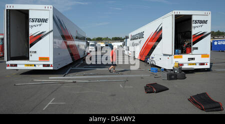 Auf dem Hockenheim-Rennstrecke in Vorbereitung auf den Grand Prix von Deutschland in Hockenheim, Deutschland, 21. Juli 2010 sind Bridgestone LKW entladen. Die Formel 1 Grand Prix von Deutschland statt findet vom 23. Juli bis 25 Juli. Foto: Ronald Wittek Stockfoto