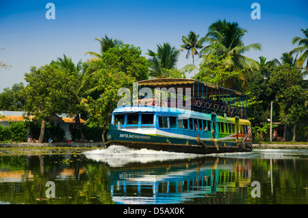 Ein Boot auf den Backwaters von Kerala, Südindien Stockfoto