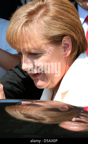 Bundeskanzlerin Angela Merkel ruft in ihrem Dienstwagen nach der Beantwortung aller Fragen der Journalisten auf der letzten deutschen Bundespressekonferenz vor der Sommerpause. Foto: Wolfgang Kumm Stockfoto