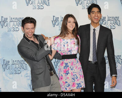 Die Schauspieler Nicola Peltz, Jackson Rathbone und Dev Patel (L-R) stellen bei dem Fototermin für ihren Film "The last Airbender" in Berlin, Deutschland, Bild, aufgenommen am 14. Juli 2010. Der Film wird in den deutschen Kinos ab 19 August auf gezeigt. Foto: Britta Pedersen Stockfoto