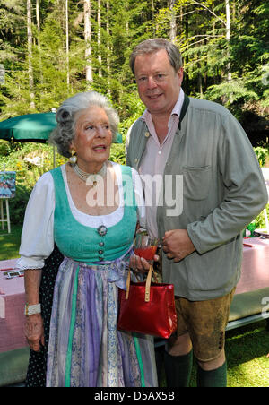 Gastgeberin Marianne Zu Sayn-Wittgenstein-Sayn und ihr Sohn Prinz Peter Zu Sayn - Wittgenstein-Sayn stehen bei der Präsentation ihrer neuen Bildband "Manni Parteien" im Garten der princesse Hütte in Fuschel, Österreich, 21. Juli 2010. Prinzessin "Manni" hatte berühmter Künstler, Staatsoberhäupter und andere wichtigeren Personen in ihr Haus zu einem legendären Mittagessen eingeladen und Bild genommen Stockfoto