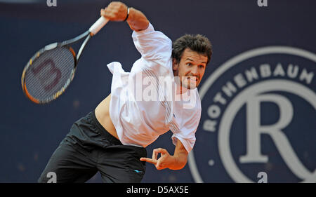 Tennisturnier ATP German Open am Rothenbaum in Hamburg, Deutschland, 21. Juli 2010. Die deutschen Philipp Petzschner dient in seinem Match gegen den französischen Spieler Jeremy Chardy. Foto: Fabian Bimmer Stockfoto