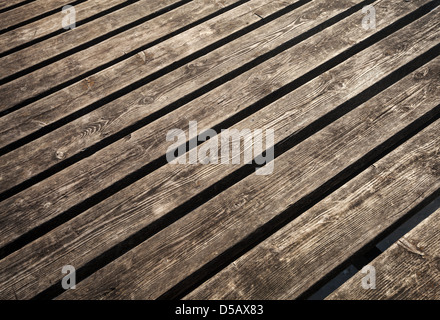 Ungefärbt verwittert braunen Holz Futter Bretter Hintergrund Textur Stockfoto