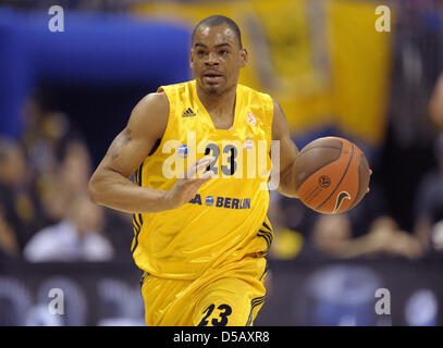 (Dpa-Datei) Ein Datei-Bild datiert 5. März 2009 der US-Basketball-Spieler Immanuel McElroy des deutschen Bundesligisten Alba Berlin während eines Spiels in Berlin, Deutschland. Alba Berlin den Vertrag mit Swingman McElroy bis zum Ende der Saison 2010 / 11 erweitert, kündigte der Verein 22. Juli 2010. Foto: Soeren Stache Stockfoto