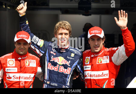 Deutschen Fahrer Sebastian Vettel von Red Bull Racing (C) feiert Clinchen die Pole-Position vor spanischen Fahrer Fernando Alonso von Scuderia Ferrari (R) und brasilianische Fahrer Felipe Massa von SCuderia Ferrari (L) nach dem Zeittraining am Hockenheimring Rennstrecke in Hockenheim, Deutschland, 24. Juli 2010. Vettel startet von der Pole-Position vor Ferrari Alonso und Massa bei der th Stockfoto