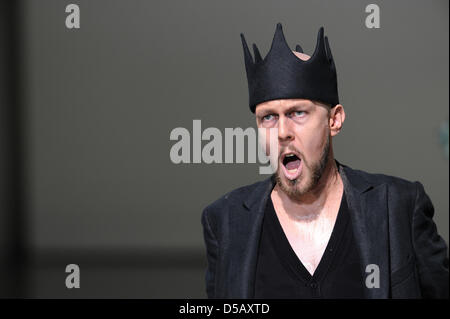 Georg Zeppenfeld als Henry führt der Vogelsteller während einer Probe der Oper "Lohengrin" in Bayreuth, Deutschland, 17. Juli 2010. Die 99. Bayreuther Festspiele eröffnet am 25. Juli 2010. Die einmonatige Festival ist Deutschlands renommierteste Kultur-Event und Opern von Richard Wagner gewidmet. Foto: DAVID EBENER (Achtung: Zeitraum blockieren! Verwenden Sie nicht früher als 25. Juli 2010, 16:00 Uhr-Editor Stockfoto