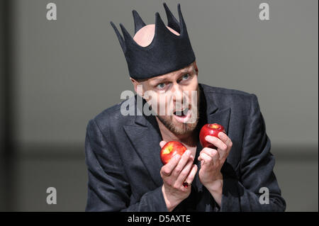 Georg Zeppenfeld als Henry führt der Vogelsteller während einer Probe der Oper "Lohengrin" in Bayreuth, Deutschland, 17. Juli 2010. Die 99. Bayreuther Festspiele eröffnet am 25. Juli 2010. Die einmonatige Festival ist Deutschlands renommierteste Kultur-Event und Opern von Richard Wagner gewidmet. Foto: DAVID EBENER (Achtung: Zeitraum blockieren! Verwenden Sie nicht früher als 25. Juli 2010, 16:00 Uhr-Editor Stockfoto