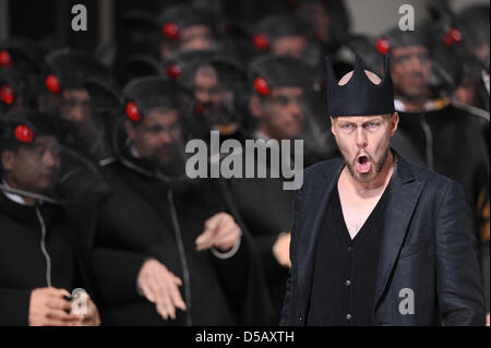 Georg Zeppenfeld als Henry führt der Vogelsteller während einer Probe der Oper "Lohengrin" in Bayreuth, Deutschland, 17. Juli 2010. Die 99. Bayreuther Festspiele eröffnet am 25. Juli 2010. Die einmonatige Festival ist Deutschlands renommierteste Kultur-Event und Opern von Richard Wagner gewidmet. Foto: DAVID EBENER (Achtung: Zeitraum blockieren! Verwenden Sie nicht früher als 25. Juli 2010, 16:00 Uhr-Editor Stockfoto