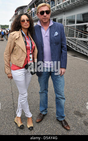 Deutsche Tennis-Legende Boris Becker (R) und seine Frau Lily Spaziergang durch das Fahrerlager im Jahr 2010 Formel 1 Grand Prix von Deutschland am Hockenheimring Rennstrecke in Hockenheim, Deutschland, 25. Juli 2010. Spaniens Alonso von Scuderia Ferrari gewann vor brasilianischer Teamkollege Massa und Deutschlands Vettel von Red Bull Racing. Foto: Carmen Jaspersen Stockfoto