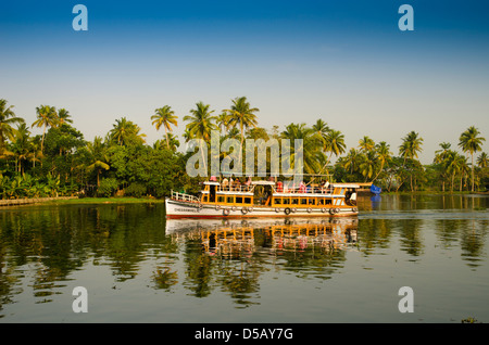 Ein Boot auf den Backwaters von Kerala, Südindien Stockfoto