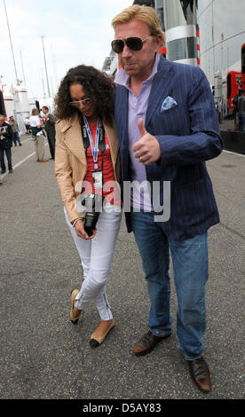 Deutsche Tennis-Legende Boris Becker (R) und seine Frau Lily Spaziergang durch das Fahrerlager im Jahr 2010 Formel 1 Grand Prix von Deutschland am Hockenheimring Rennstrecke in Hockenheim, Deutschland, 25. Juli 2010. Spaniens Alonso von Scuderia Ferrari gewann vor brasilianischer Teamkollege Massa und Deutschlands Vettel von Red Bull Racing. Foto: Ronald Wittek Stockfoto