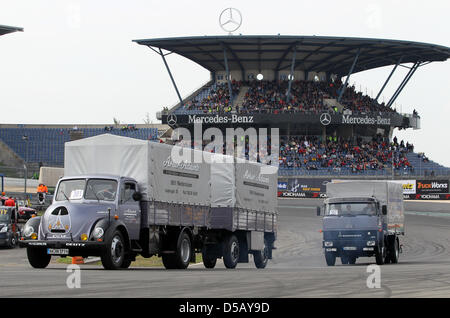 Historische LKW beteiligen sich an der 25. internationalen ADAC Truck Grand Prix am Nürburgring Rennstrecke in Nuerburg, Deutschland, 25. Juli 2010. Foto: Thomas Frey Stockfoto