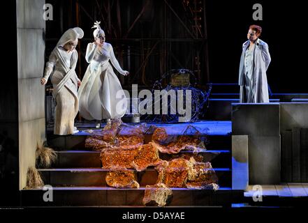 Bayreuth Festival Handout datiert 26. Juni 2010 von Mihoko Fujimora (L-R) als Fricka, Edith Haller als Freia und Arnold Bezuyen als Loge während einer Probe der Oper "The Rhein Gold" in Bayreuth, Deutschland. "Der Rhein Gold" unter der Regie von Tankred Dorst und Maestro Christian Thielemann Premieren bei den 99. Bayreuther Festspielen am 27. Juli 2010. Das 1-Monats-Festival ist Deutschlands die meisten prestigiou Stockfoto