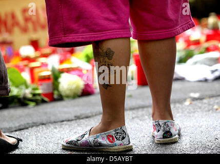 Eine Junge Frau Steht bin Montag (26.07.2010) in der Nähe der Unglücksstelle der Loveparade Und Schaut Sich Das Blumen-Und Kerzenmeer ein. Ein Artikelwort Stelle des Aufgangs Sindh bin Samstag (24.07.2010) 19 Menschen Zu Tode Gekommen Und 341 Menschen Zum Teil Schwer Verletzt Worden.  Foto: Roland Weihrauch Dpa/lnw Stockfoto