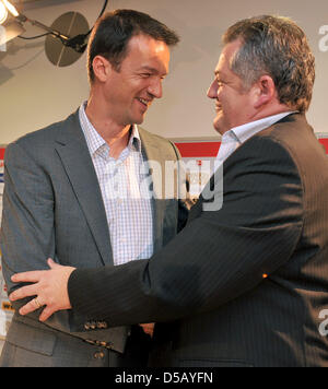 Deutsche Bundesliga-Verein VfB Stuttgart CFO Ulrich Ruf (R) schüttelt Hände mit neuen Sportdirektor Fredi Bobic (L) während seiner Präsentation in Stuttgart, Deutschland, 27. Juli 2010. Im Gegensatz zu seinem Vorgänger Heldt erhalten der ehemalige Stuttgarter und Nationalstürmer keinen Sitz im Vorstand. Foto: BERND WEISSBROD Stockfoto