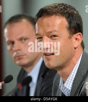 Deutsche Bundesliga-Club VfB Stuttgart neuen Sportdirektor Fredi Bobic (R) während seiner Präsentation in Stuttgart, Deutschland, 27. Juli 2010. Im Gegensatz zu seinem Vorgänger Heldt erhalten der ehemalige Stuttgarter und Nationalstürmer keinen Sitz im Vorstand. Foto: BERND WEISSBROD Stockfoto