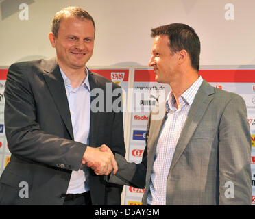 Deutsche Bundesliga-Club VfB Stuttgart neuen Sportdirektor Fredi Bobic (R) und stellvertretender Sportdirektor Jochen Schneider (L) schütteln Hände während seiner Präsentation in Stuttgart, Deutschland, 27. Juli 2010. Im Gegensatz zu seinem Vorgänger Heldt erhalten der ehemalige Stuttgarter und Nationalstürmer keinen Sitz im Vorstand. Foto: BERND WEISSBROD Stockfoto