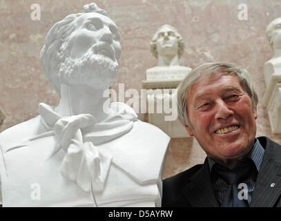 Das Bild bietet Bildhauer Bert Gerresheim, steht er neben der Büste von Heinrich Heine, eines seiner Werke in Donaustauf, Deutschland, 28. Juli 2010. Die Büste des Dichters Heinrich Heine in der Walhalla zu sehen. "Heine (1797-1856) war einer der bedeutendsten Schriftsteller des 19. Jahrhunderts und verdient in der Walhalla zu Ehren", erklärte Bayerns Ministerpräsident Seehofer, Stockfoto