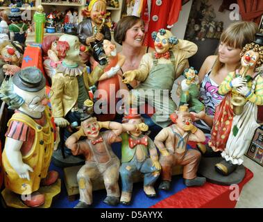 Mutter und Tochter schauen die Clown-Figuren auf dem Display an das erste Clownmuseum eröffnet in Deutschland, Bild, aufgenommen am 22. Juli 2010 in Leipzig, Deutschland. Sammler Hans-Dieter Hormann, eine geborene Rheinländer und Bauingenieur, hat etwa 2500 Clown Figuren aus aller Welt in den letzten 50 Jahren gesammelt. Eine wichtige Rolle, ebenso wie viele Zirkus Plakate und Literatur abou Stockfoto