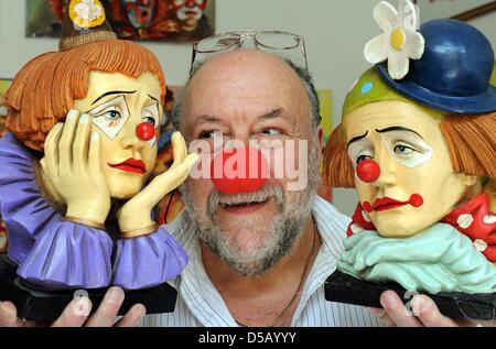 Sammler Hans-Dieter Horman präsentiert englische Weihnachten Clowns im ersten Clownmuseum eröffnet in Deutschland, Bild, aufgenommen am 22. Juli 2010 in Leipzig, Deutschland. Horman, eine geborene Rheinländer und Bauingenieur, hat etwa 2500 Clown Figuren aus aller Welt in den letzten 50 Jahren gesammelt. Eine wichtige Rolle, ebenso wie viele Zirkus Plakate und Literatur über Clowns, werden Stockfoto