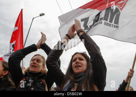 6. März 2013 - Athen, Griechenland - Studenten rufen Parolen während einer Protestaktion gegen eine geplante Shakeup Griechenlands University System außerhalb des griechischen Parlaments. Griechenlands konservativ geführte Koalition Regierungspläne zur Reduzierung der Anzahl der Hochschulbildung Abteilungen in das neue Schuljahr in einem Versuch, Geld zu sparen, wie setzt sich das Land mit der schlimmsten Finanzkrise in Jahrzehnten. (Bild Kredit: Aristidis Vafeiadakis/ZUMAPRESS.com ©) Stockfoto