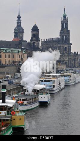 Raddampfer Leipzig (Baujahr 1929) eröffnet die 177. Saison für die sächsischen Flotte von Dampfschiffen mit einem Signal aus der Dampfpfeife in Dresden, Deutschland, 28. März 2013. Die sächsischen Dampfer dauerte mehr als 600.000 Passagiere auf Reisen auf der Elbe im Jahr 2012. Foto: MATTHIAS HIEKEL Stockfoto