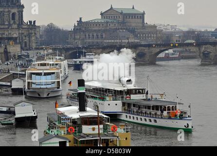 Raddampfer Leipzig (Baujahr 1929) eröffnet die 177. Saison für die sächsischen Flotte von Dampfschiffen mit einem Signal aus der Dampfpfeife in Dresden, Deutschland, 28. März 2013. Die sächsischen Dampfer dauerte mehr als 600.000 Passagiere auf Reisen auf der Elbe im Jahr 2012. Foto: MATTHIAS HIEKEL Stockfoto