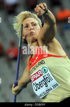 Deutsche Speerwerferin Christina Obergföll wirft einen Speer im Olympiastadion Lluis Companys während der Europameisterschaften in Barcelona, Spanien, 29. Juli 2010. Obergföll wurde Zweiter. Foto: Rainer Jensen Stockfoto