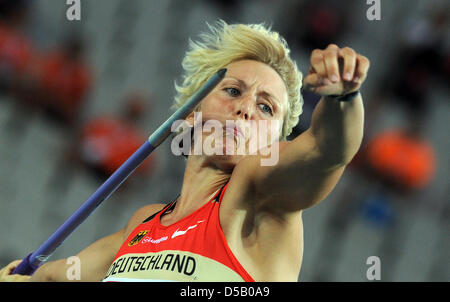 Deutsche Speerwerferin Christina Obergföll wirft einen Speer im Olympiastadion Lluis Companys während der Europameisterschaften in Barcelona, Spanien, 29. Juli 2010. Obergföll wurde Zweiter. Foto: Rainer Jensen Stockfoto