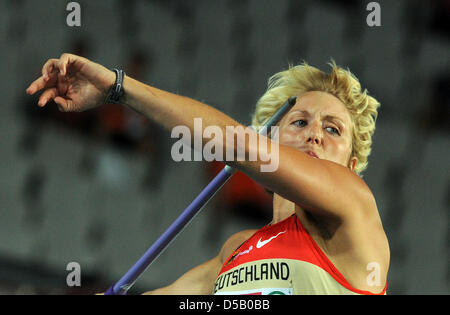 Deutsche Speerwerferin Christina Obergföll wirft ihren Speer im Olympiastadion Lluis Companys während der Leichtathletik-Europameisterschaften in Barcelona, Spanien, 29. Juli 2010. Foto: Rainer Jensen Stockfoto