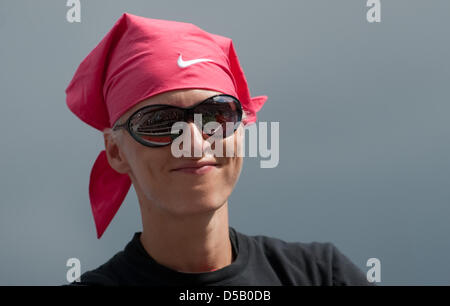 Deutsche Hochspringerin Ariane Friedrich lächelt nach ihrem Sprung im Olympiastadion Lluis Companys während der Europameisterschaften in Barcelona, Spanien, 30. Juli 2010. Foto: Bernd Thissen Stockfoto